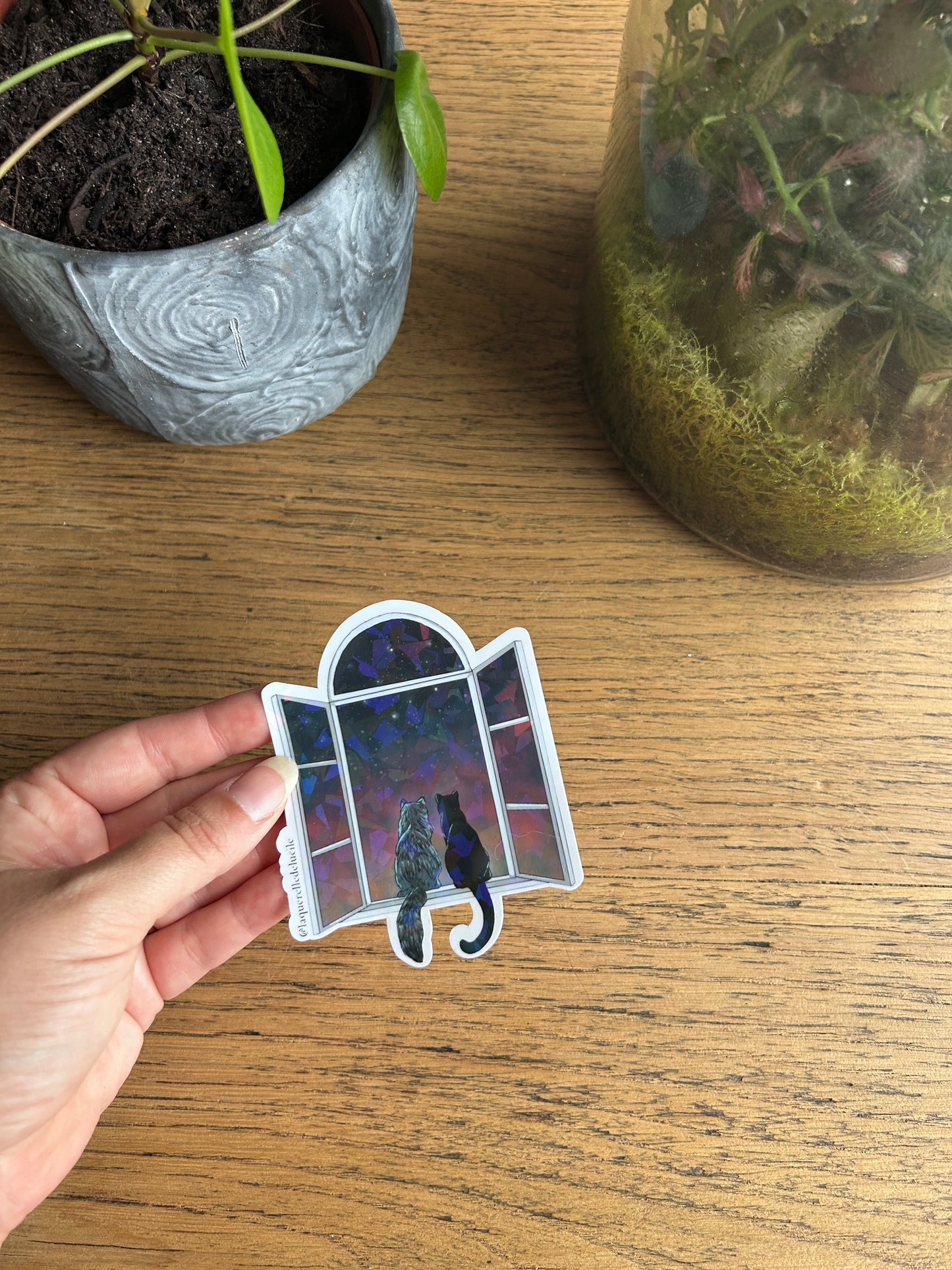 🌙 Sticker Holographique – Deux Chats à la Fenêtre au Crépuscule