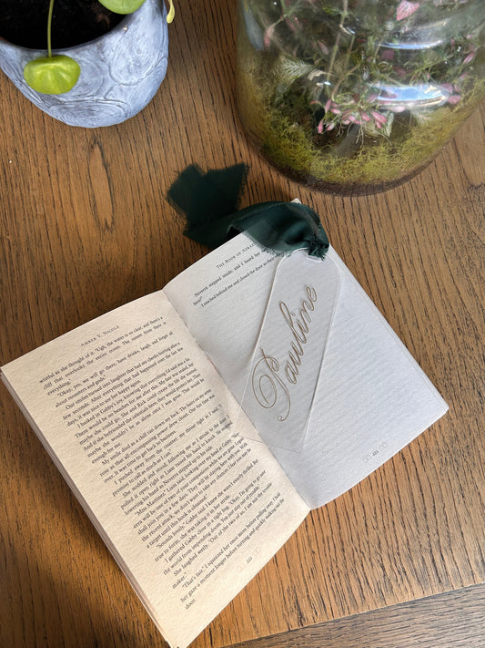 ✨ Marque-pages personnalisables – Gravure dorée & nœud en popeline de soie